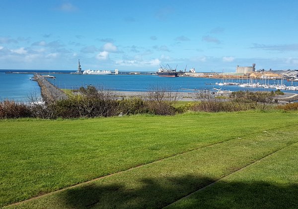 Portland Some points of interest are the Discovery Centre with its displays of whaling, historical and post modern architecture...